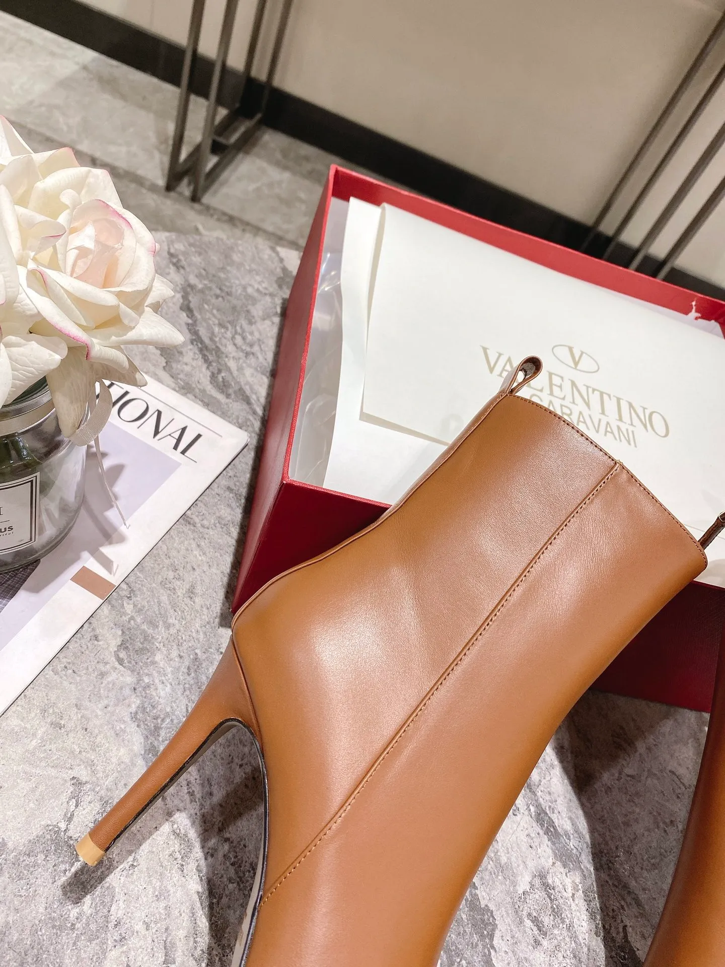 👟👟Ex-factory price 540👟👟 Genuine leather sole +40 [Valentino] Valentino autumn and winter fashion women's boots: comfortable and versatile, making your legs look longer! Fabric: Imported first-layer cowhide ⚡With inner zipper version ⚡The lining and feet are all high-end sheepskin! Outsole: There are two options: non-slip and wear-resistant rubber outsole and Italian leather outsole ~ equipped with Warren's [Pyramid] special buckle that will not rust. Number of yards: 35−41 (customized for sizes 34-42): rubber sole, - genuine leather sole +40